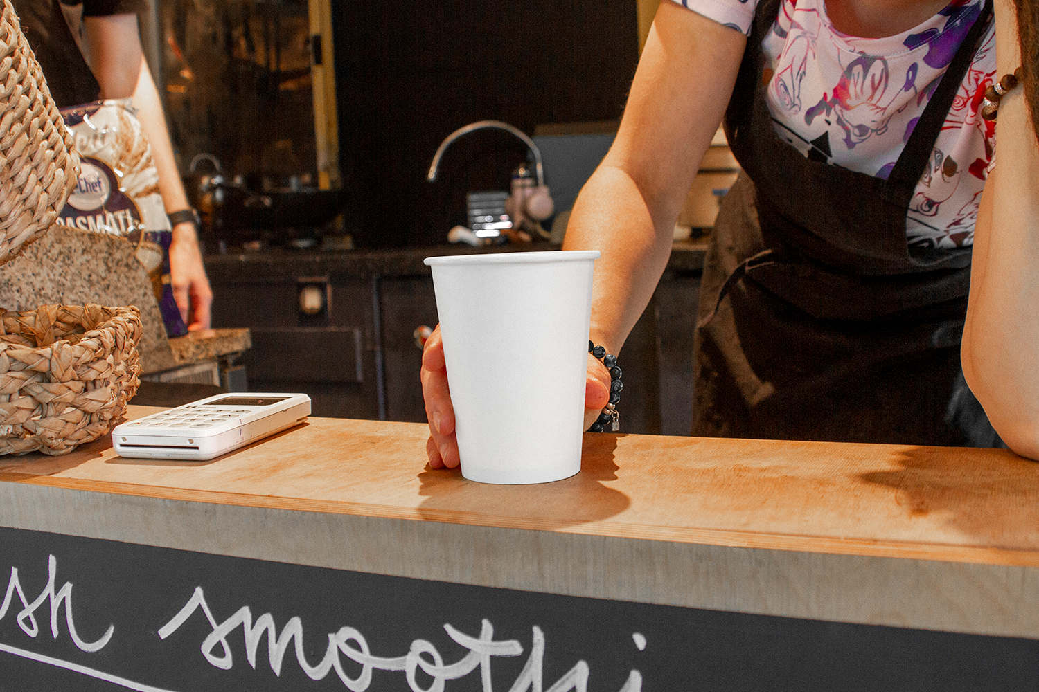 真实户外场景展示的纸质咖啡杯设计PSD样机素材Outdoor Craft Paper Coffee Cup Mockups Vol. 1