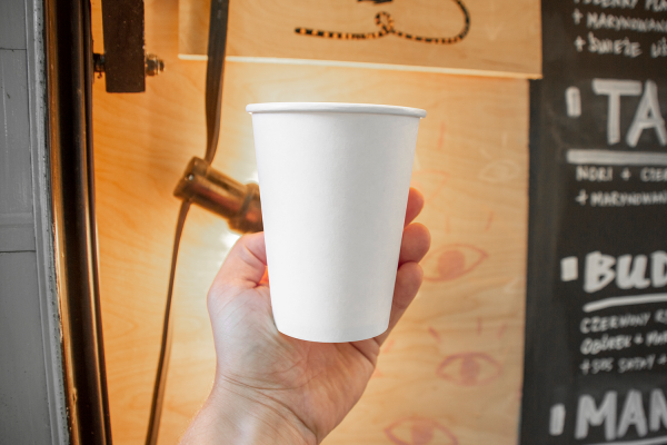 真实户外场景展示的纸质咖啡杯设计PSD样机素材Outdoor Craft Paper Coffee Cup Mockups Vol. 1