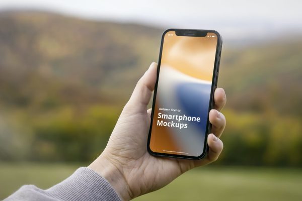 秋季户外手持iPhone 12设计样机模板 iphone-mockup-autumn-scenes