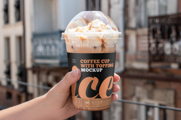 0256 可商用手持咖啡冰淇淋透明塑料杯样机iced coffee cup with topping  mockup