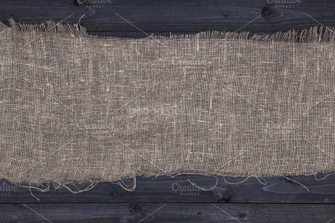 麻布木板木头木纹背景图片素材 Rustic burlap on a wooden table