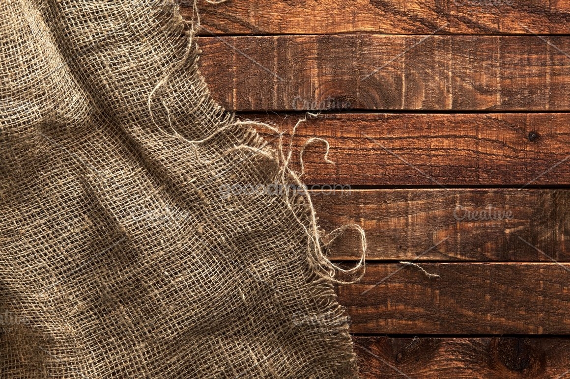 麻布木板木头木纹背景图片素材 Rustic burlap on a wooden table