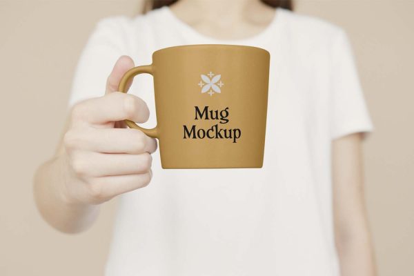 446 可商用手持陶瓷马克咖啡杯PSD样机素材 Women Holding Big Mug Mockup G.zip