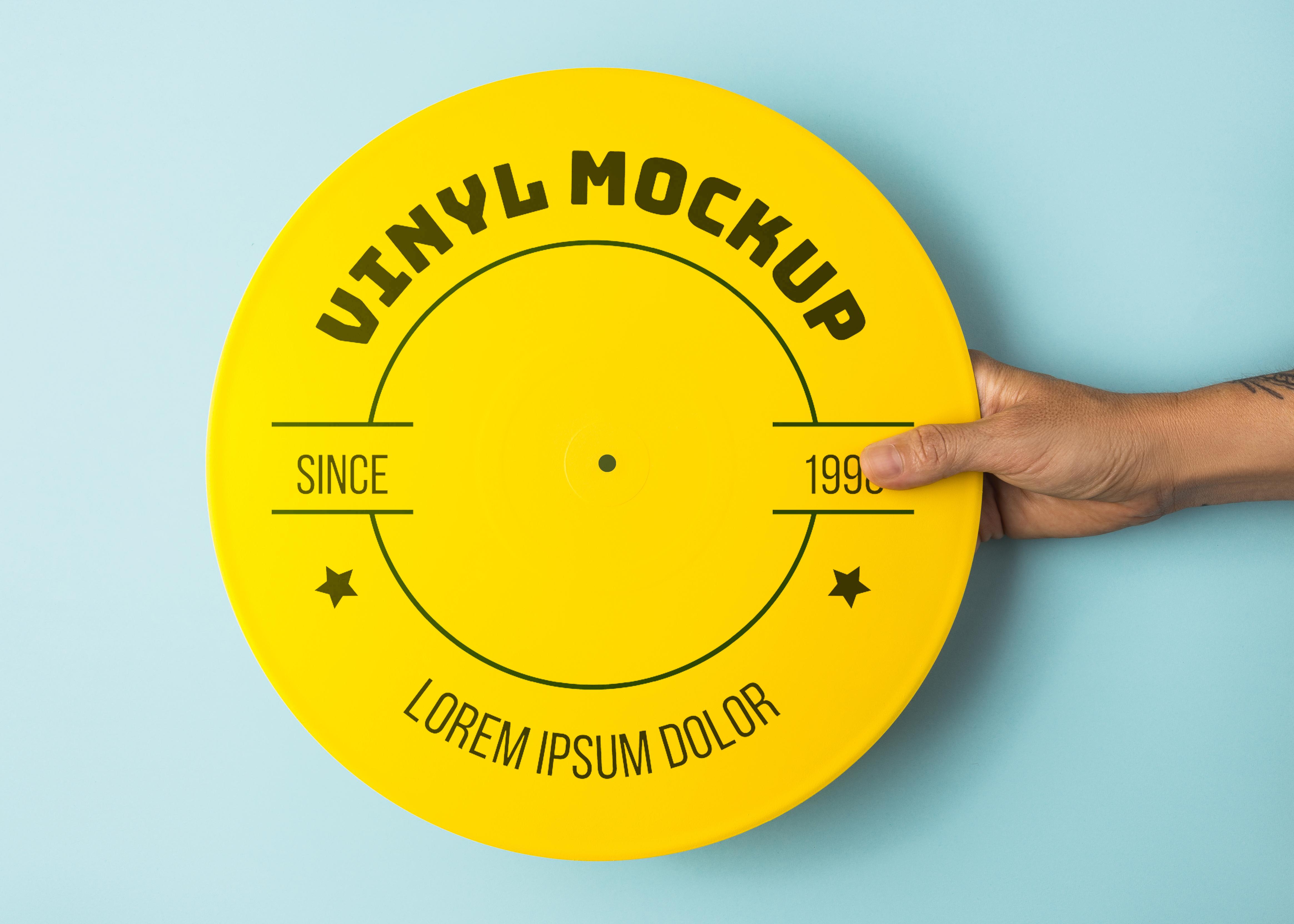 1066 手持唱片PSD样机模型 close up hand holding yellow vinyl mockup
