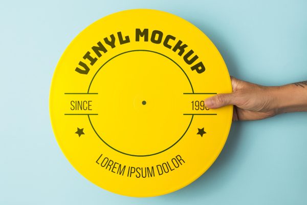 1066 手持唱片PSD样机模型 close up hand holding yellow vinyl mockup